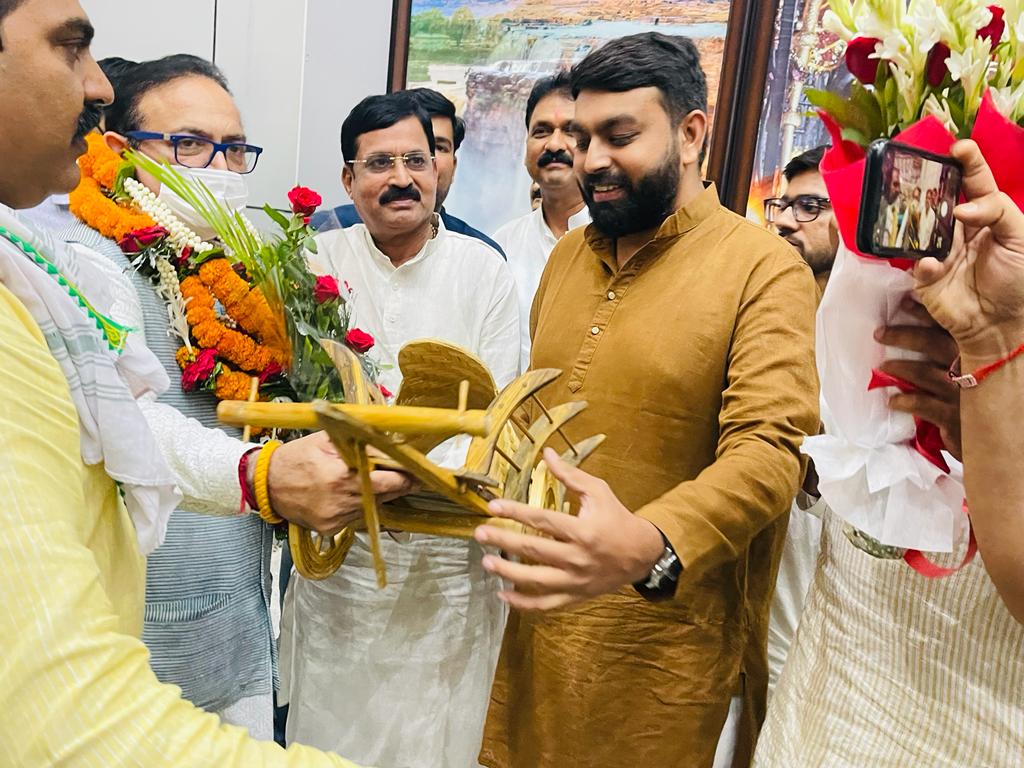 Captain Ajay Yadav, All India Congress Committee OBC Department, National President, Chauleshwar Chandrakar, State General Secretary Bhavesh Baghel, Atishi Swagat, Chhattisgarh, Traditional Khumri, Phuleta, Lathi, Rajiv Bhawan, Raipur, Khabargali