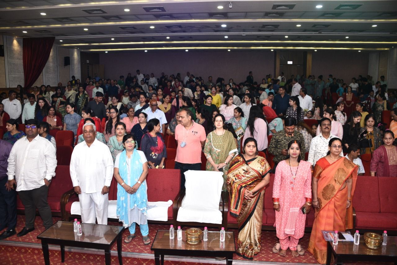 Suhini Soch, Mary Lado, Housefull, Daughters, Parents benefited, Manisha Tarwani, Jyoti Sharma, Saroj Soni, CA Chetan Tarwani, Ranjeeta Das, Pujya Shadani from Darbar Tirth, His Holiness Saint Yudhishthira Lal Ji, Jai Shaktidham Samiti Swami Harigiri Maharaj, Chairperson Sai Ramchand, Pujya Meena Bhabhi Maa, Chhattisgarh Sindhi Panchayat, State President Shri Chand Sundrani, Raipur, Khabargali