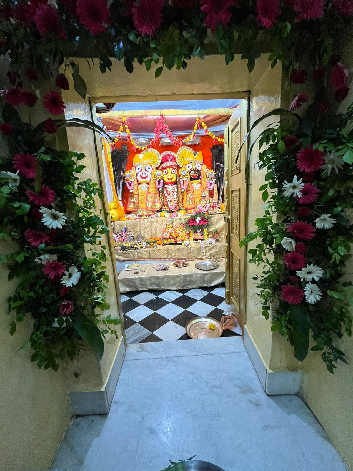 Krishna Janmotsav, Jagannath Temple at Sadar Bazar, Raipur, Lord Jagannath, Bade Bhaiya Baldau, Sister Goddess Subhadra, statues made of sandalwood and neem, Deity of God, Pandit Gunwant Vyas Samiti, Bhajan Sandhya, Omprakash Pujari, 300 years old, Pipli Village  , ninth generation, chhattisgarh, khabargali