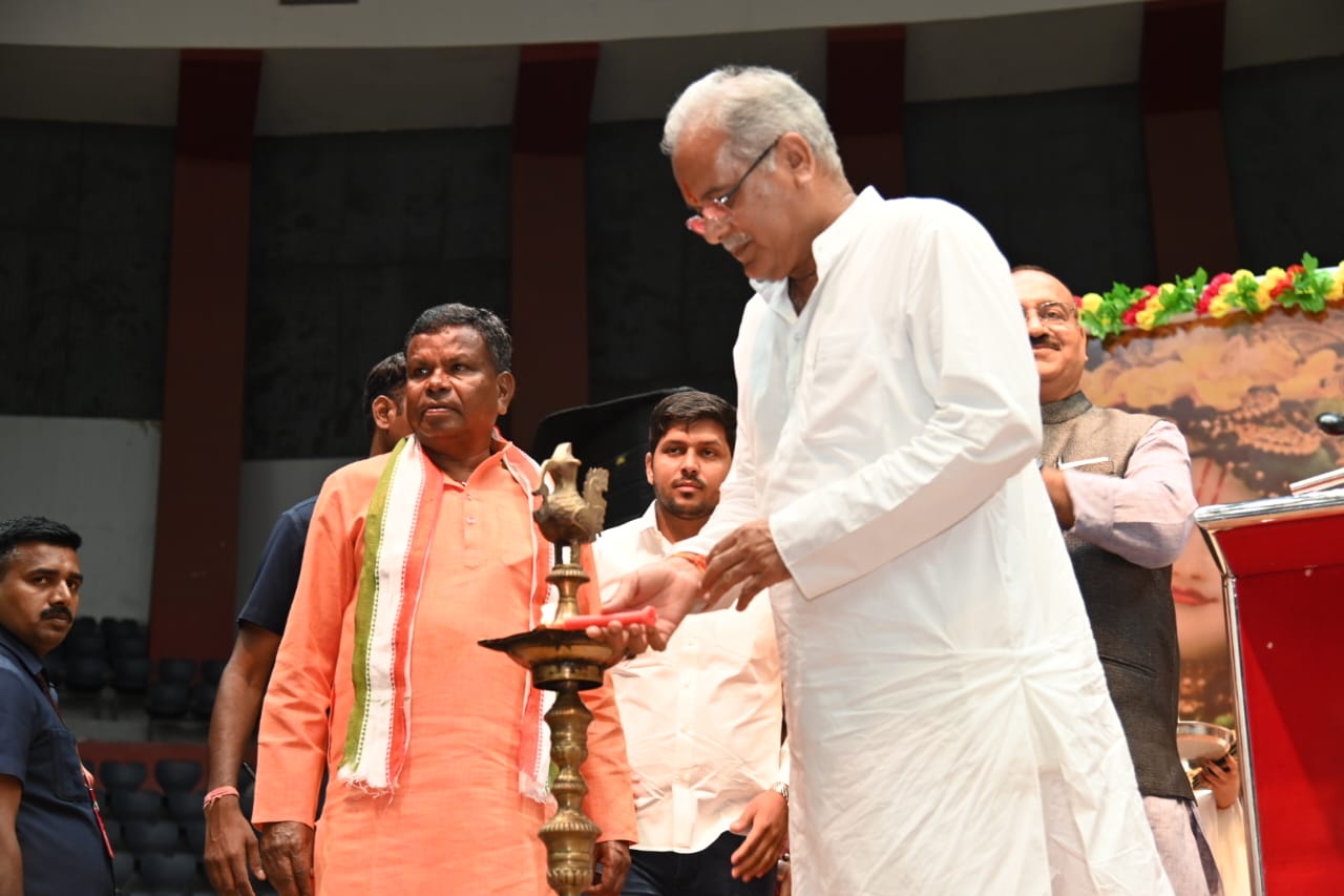 Motivational speaker, spiritual speaker Jaya Kishori, Chief Minister, Bhupesh Baghel, founder of Swayam Siddha Foundation, Anupama Tripathi, Raipur, Khabargali