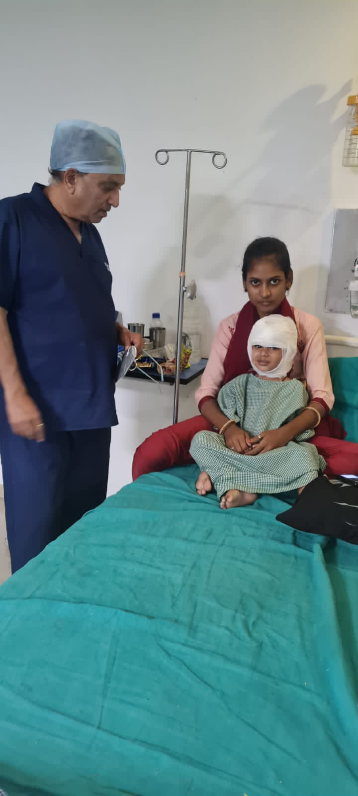 Plastic Cosmetic Surgeon Dr. Sunil Kalda, burning of firecrackers in Diwali, free first aid, advice, Kalda Plastic Cosmetic and Burn Center, Raipur, Chhattisgarh, Khabargali