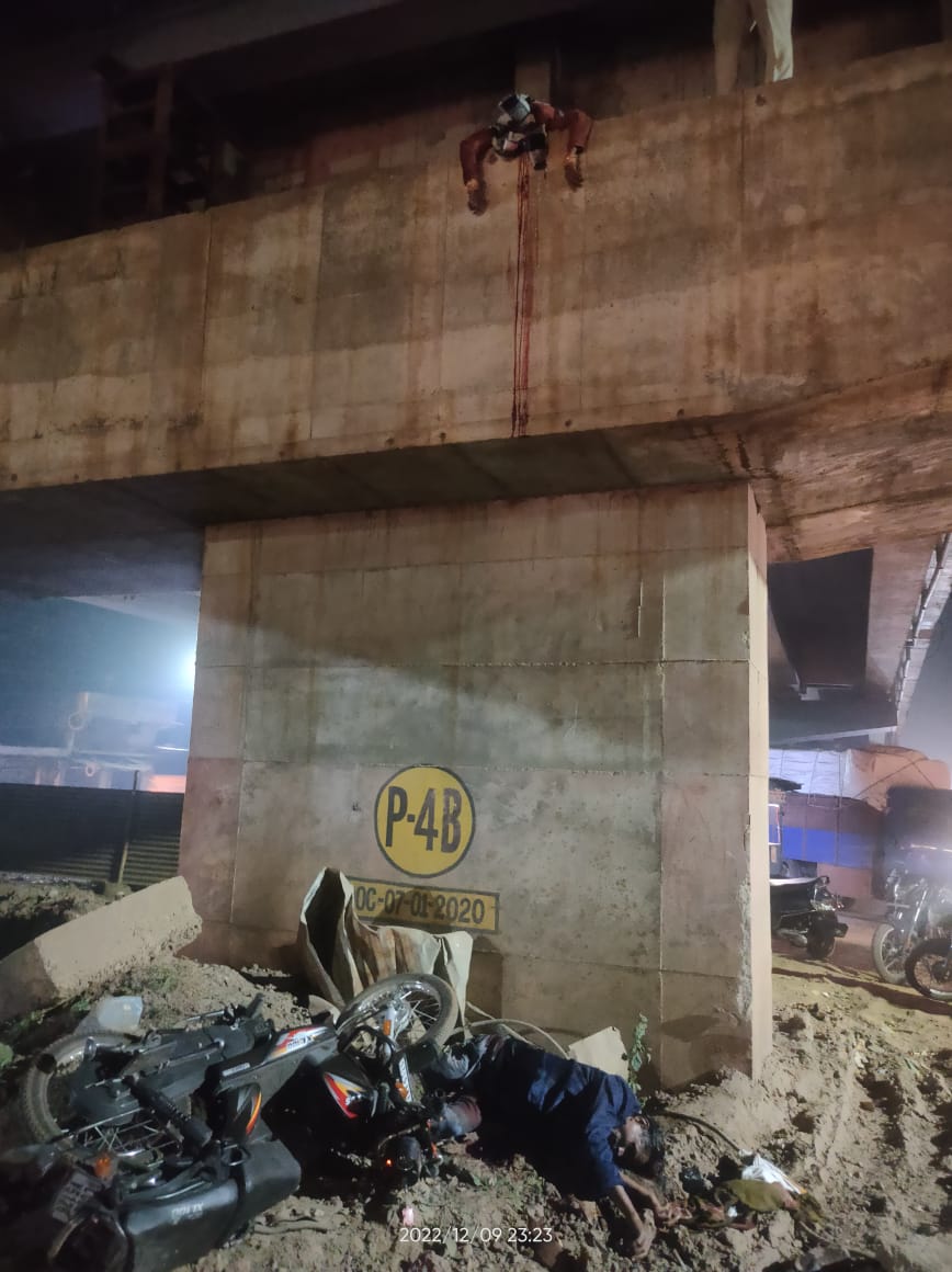 Fatal negligence, moped fell 35 feet below the incomplete overbridge, car, two killed, capital of Chhattisgarh, Kumhari on the forelane between Raipur to Bhilai, flyover, Khabargali