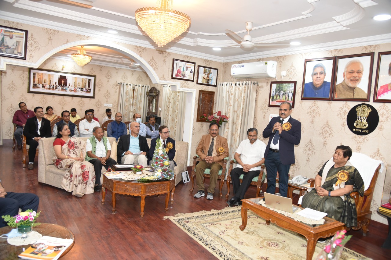 Courageous children were felicitated at Raj Bhavan, Guru Gobind Singh, Balidani Sahibzadon, Governor Anusuiya Uike, Chhattisgarh Civil Society, Dr.  Purnendu Saxena, former chairman of Minorities Commission Surendra Singh Kembo, Dr.  Kuldeep Solanki, Raipur, Chhattisgarh, Khabargali