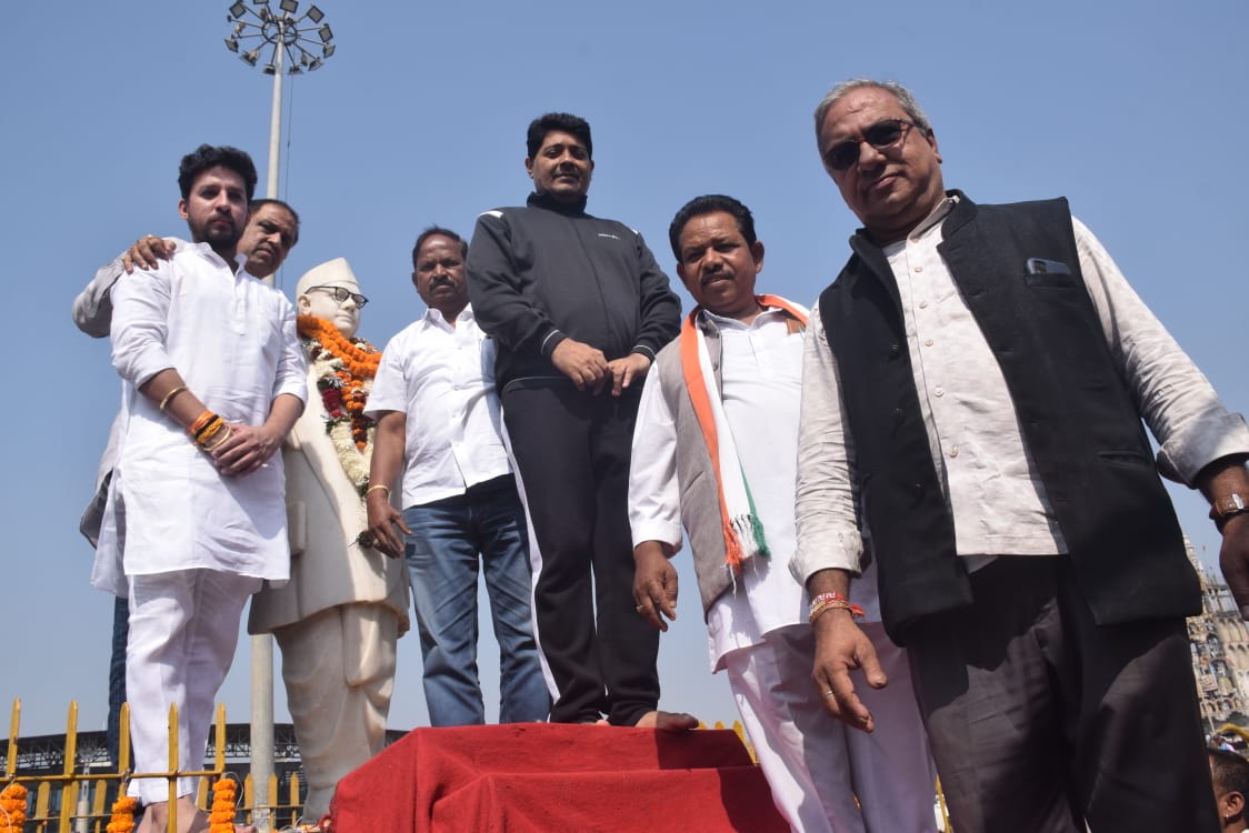 Netaji Subhash Chandra Bose's birth anniversary at Station Chowk, Chhattisgarh Youth Army Organization, self.  Govind Sharma, Pammi Bhaiya, Corporation Mayor Ejaz Dhebar, Kuldeep Juneja, Jasmeet Sharma, Raipur, Khabargali