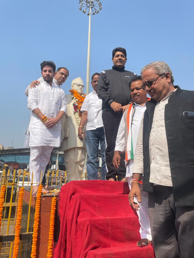 Netaji Subhash Chandra Bose's birth anniversary at Station Chowk, Chhattisgarh Youth Army Organization, self.  Govind Sharma, Pammi Bhaiya, Corporation Mayor Ejaz Dhebar, Kuldeep Juneja, Jasmeet Sharma, Raipur, Khabargali