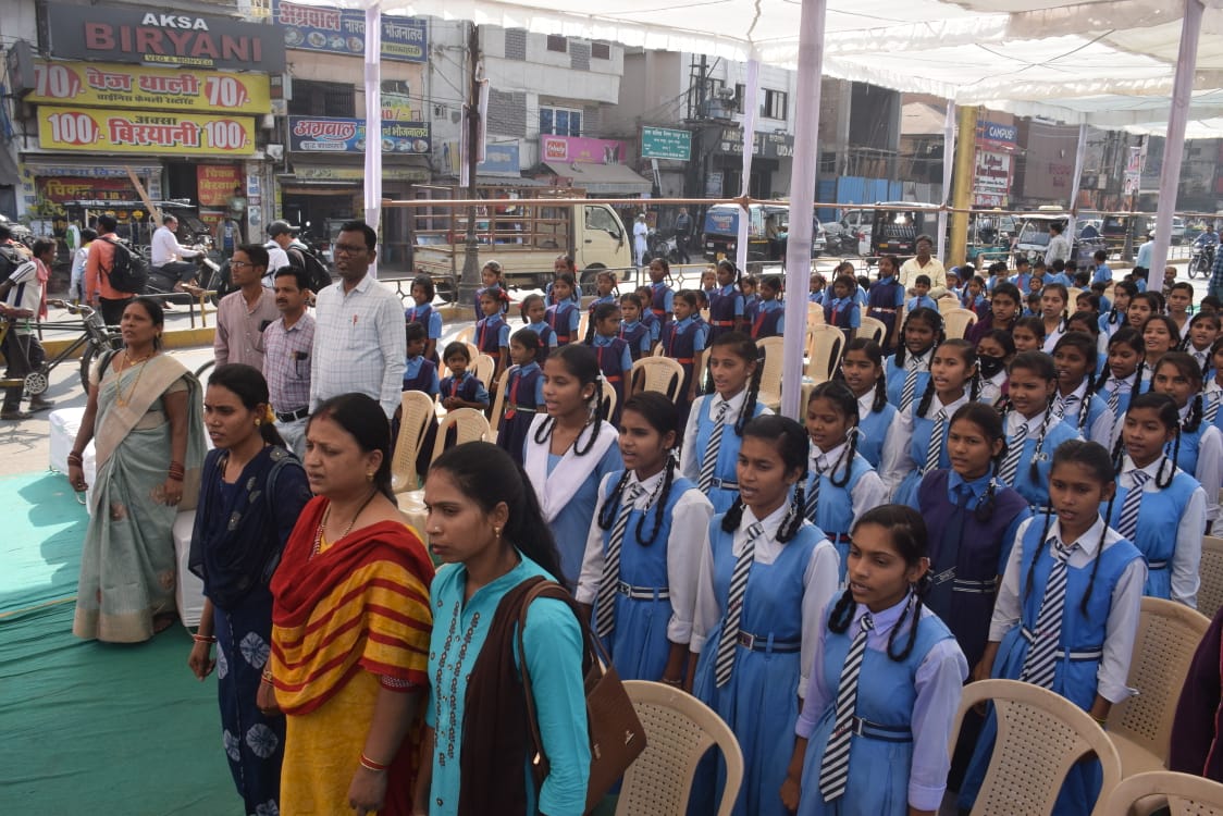 Netaji Subhash Chandra Bose's birth anniversary at Station Chowk, Chhattisgarh Youth Army Organization, self.  Govind Sharma, Pammi Bhaiya, Corporation Mayor Ejaz Dhebar, Kuldeep Juneja, Jasmeet Sharma, Raipur, Khabargali