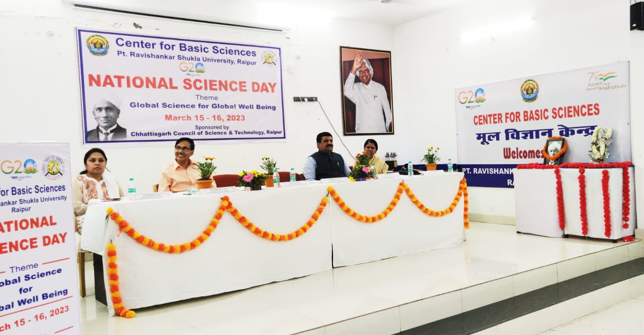 Read, understand science, adopt scientific approach.,Dr. Dinesh Mishra, Lecture on Science Day at Ravi Shankar Vishwavidyalaya Raipur, President of Superstition Removal Committee and Eye Specialist, Chhattisgarh, Khabargali