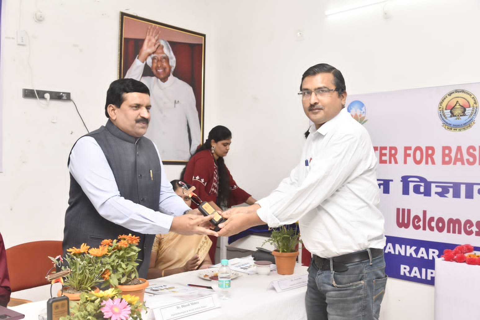 Read, understand science, adopt scientific approach.,Dr.  Dinesh Mishra, Lecture on Science Day at Ravi Shankar Vishwavidyalaya Raipur, President of Superstition Removal Committee and Eye Specialist, Chhattisgarh, Khabargali