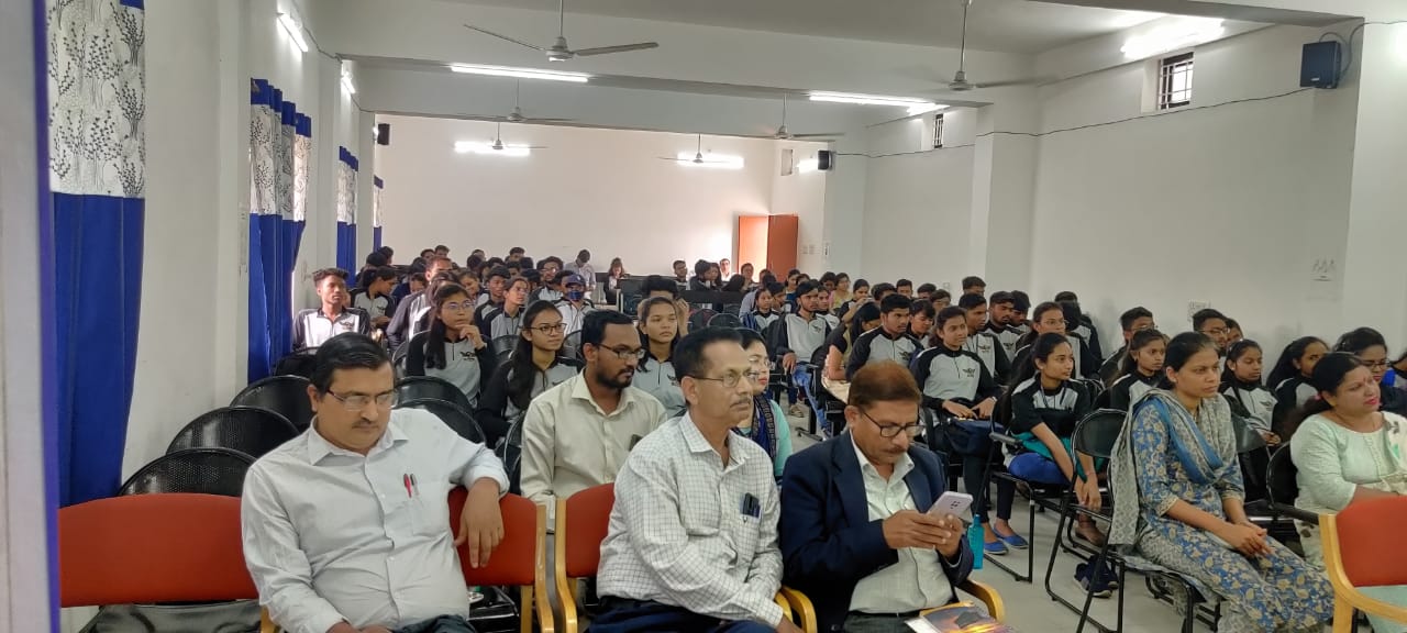 Read, understand science, adopt scientific approach.,Dr.  Dinesh Mishra, Lecture on Science Day at Ravi Shankar Vishwavidyalaya Raipur, President of Superstition Removal Committee and Eye Specialist, Chhattisgarh, Khabargali