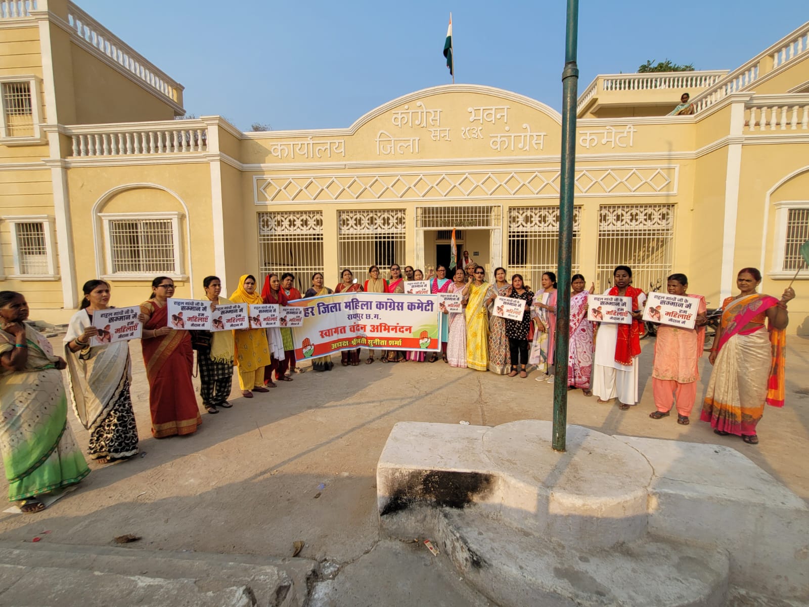 National Women's Congress President, Neta D'Souza, Mrs. Sunita Sehrawat, Chhattisgarh State Women's Congress President, MP Phulodevi Netam, Office Incharge Mrs. Usha Rajjan Srivastava, Anusha Srivastava, Social Media Coordinator, Raipur, Chhattisgarh, khabargali