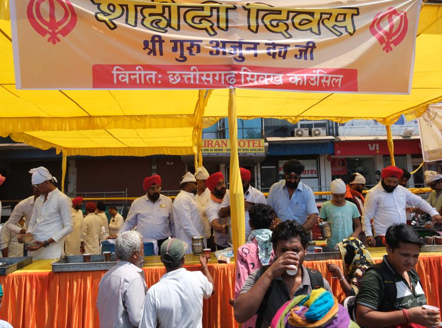 Chhattisgarh Sikh Council, Martyr's Sartaj and Shantipunj Guru Arjun Dev Ji, Martyrdom Day, Meetha Chabeel distribution, Sushil Sunny Agarwal, Chhattisgarh Building and other construction workers welfare board, Satnam Singh Panag, Parminder Singh Bhatia, Harmeet Singh Hora, Harminder Singh Gurudutt , Raipur, Chhattisgarh, Khabargali