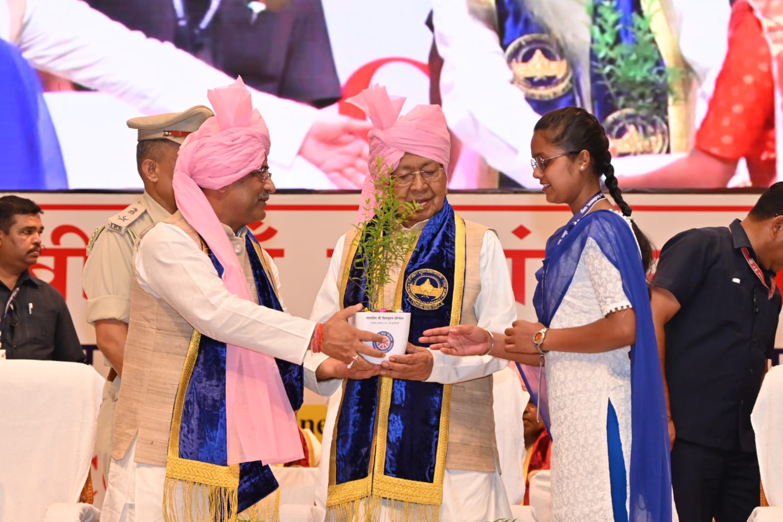 Pt. Ravi's 26th Convocation, Gold Medal and PhD degree, Governor Vishwabhushan Harichandan, Chief Minister, Bhupesh Baghel, Renowned Space Scientist Padma Shri Pro.  why.  S.  Rajan, Reshmlal Jangde, Vice Chancellor of Pandit Ravi Shankar University Prof.  Sachchidanand Shukla, Journalists Vaibhav Shiv Pandey, Hemchandra Jangde, Devashree Bhoyar, Shivani Tamboli, Chairman of Gauseva Commission Rajeshree Mahant Ramsundar Das, Raipur, Chhattisgarh, news, khabargali