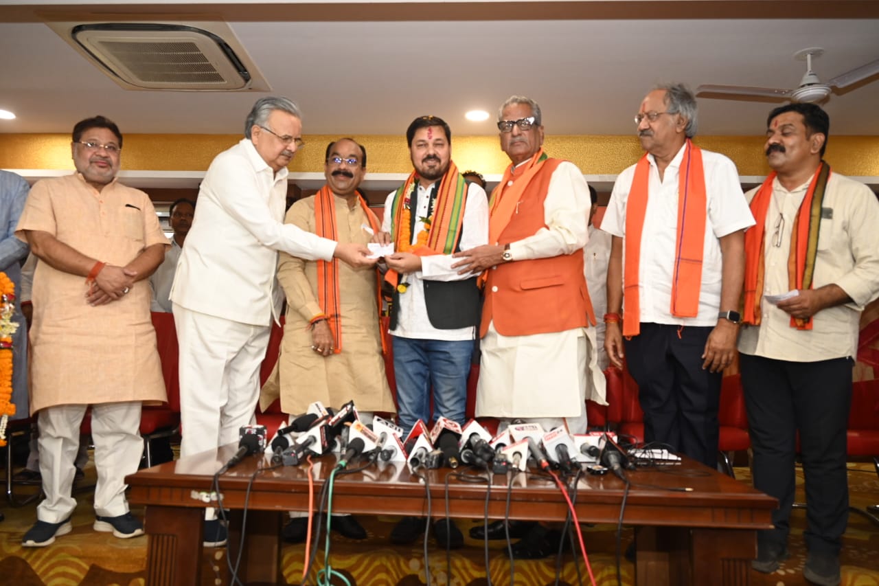 Bharatiya Janata Party, Prime Minister Narendra Modi, two Padma Shri, former IAS, 13 artists, social leaders, public representatives, farmers, advocates, film, business world, BJP entry, Arun Saw, state in-charge Om Mathur, national vice president and  Former Chief Minister Dr. Raman Singh, State Vice President Laxmi Verma, State General Secretary Kedar Kashyap, Chhattisgarh, Khabargali