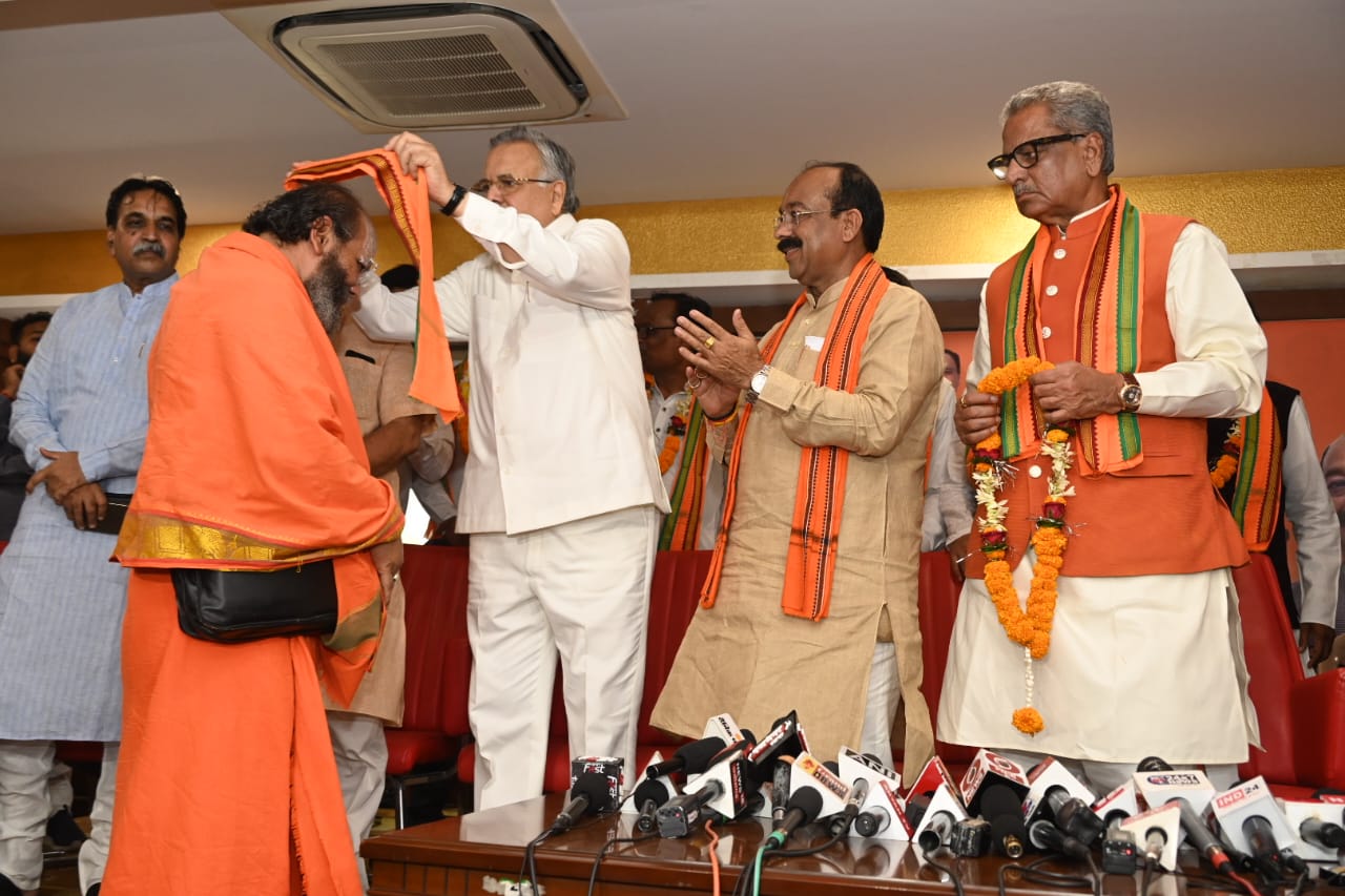 Bharatiya Janata Party, Prime Minister Narendra Modi, two Padma Shri, former IAS, 13 artists, social leaders, public representatives, farmers, advocates, film, business world, BJP entry, Arun Saw, state in-charge Om Mathur, national vice president and  Former Chief Minister Dr. Raman Singh, State Vice President Laxmi Verma, State General Secretary Kedar Kashyap, Chhattisgarh, Khabargali