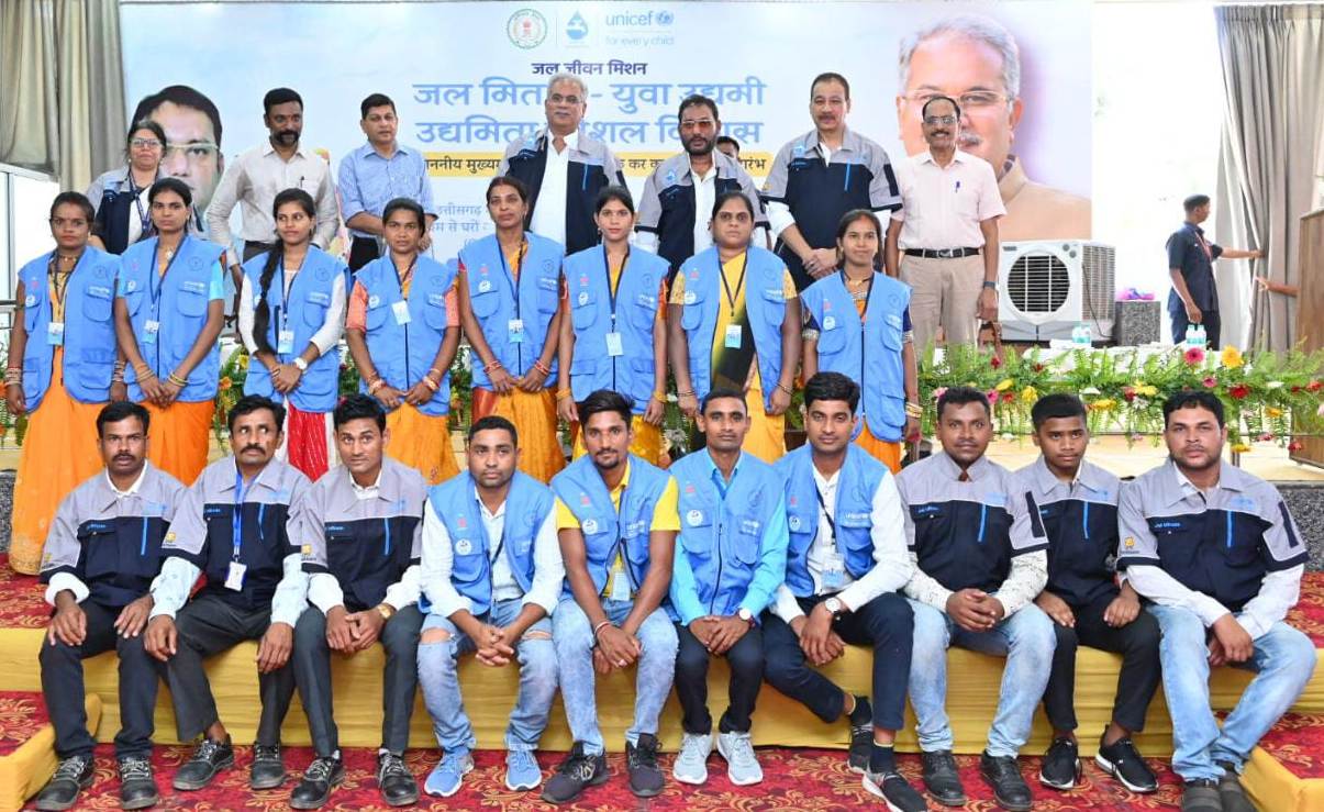 Chief Minister Mr. Baghel, Public Health Engineering Minister Guru Rudra Kumar, Jal Mitan, young entrepreneur, Jal Didi, Secretary of Public Health Engineering Department Dr. S. Bharatidasan, Chhattisgarh, Khabargali