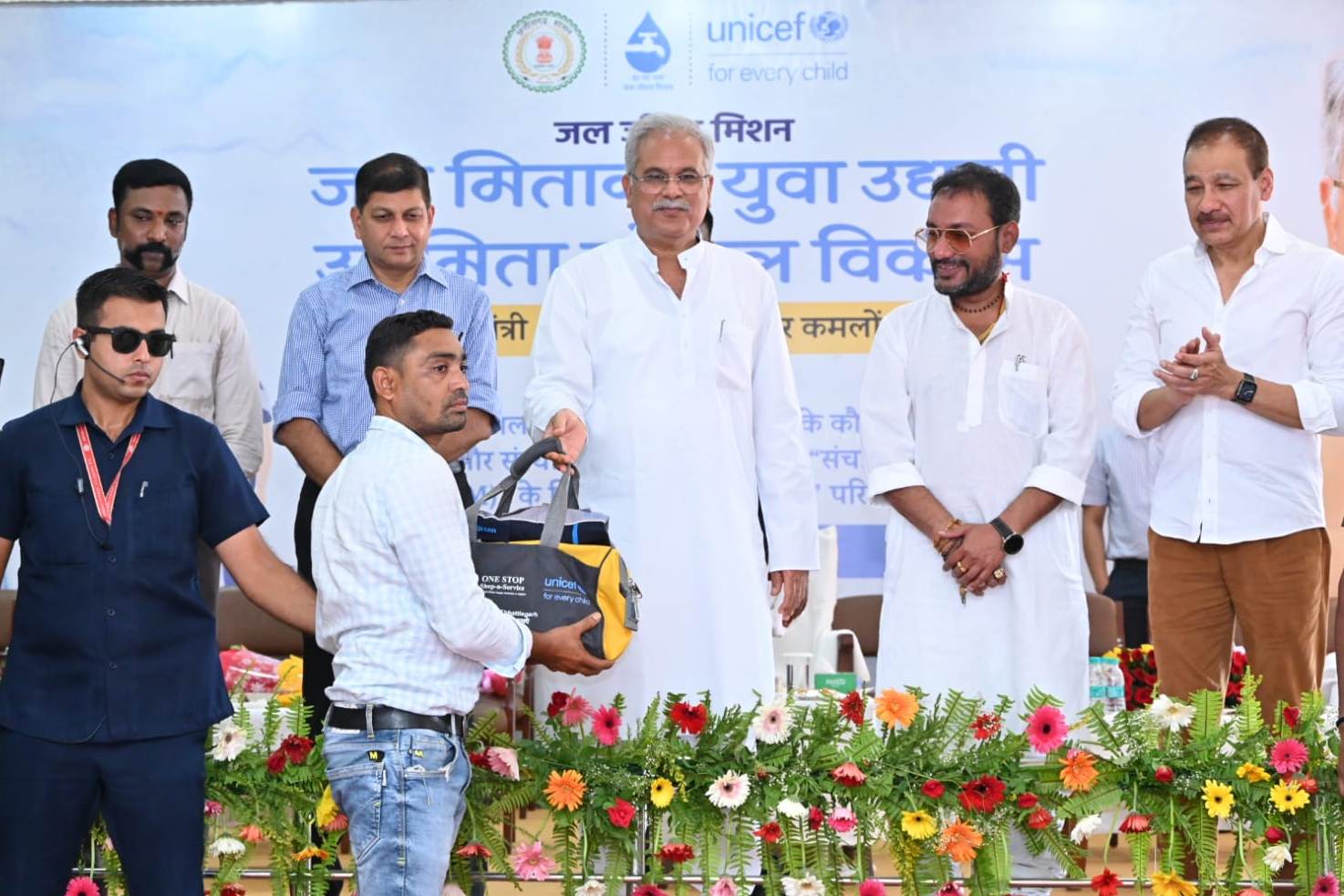 Chief Minister Mr. Baghel, Public Health Engineering Minister Guru Rudra Kumar, Jal Mitan, young entrepreneur, Jal Didi, Secretary of Public Health Engineering Department Dr. S. Bharatidasan, Chhattisgarh, Khabargali