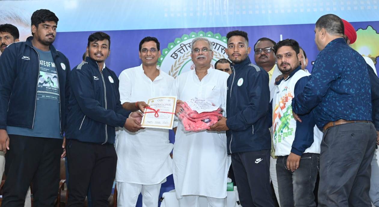 Chief Minister Bhupesh Baghel felicitated the medal winners who brought glory to the state in the 36th National Games held in Gujarat, International Olympic Day, Chhattisgarh,khabargali