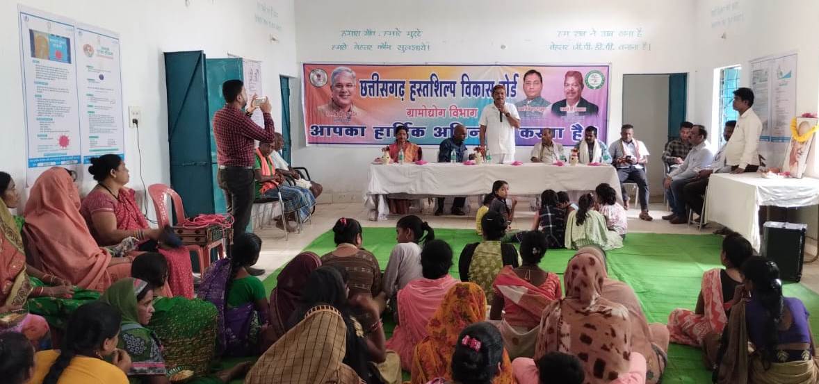 Chairman of Chhattisgarh Handicrafts Development Board, Chandan Kashyap, village Karandola Bhanpuri of Bastar district, Shishal craft training program, Chhattisgarh, Khabargali