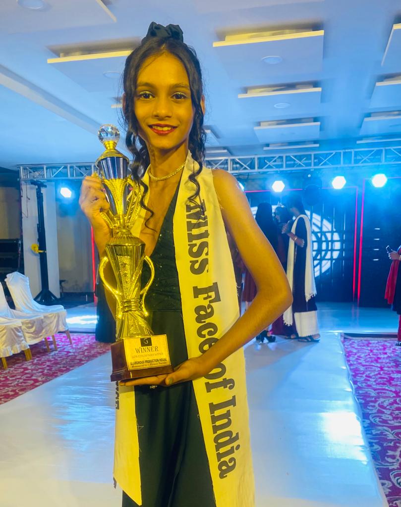 Adhya Verma of Raipur won the prestigious title of Kids Icon of India 2023, Shiv Kumar Verma, mother Mrs. Maheshwari Verma, winner of Bigg Boss and judge of MTV Roadies, Prince Narula, Niharika Tiwari, Nisha Yogini, Chhattisgarh, Khabargali