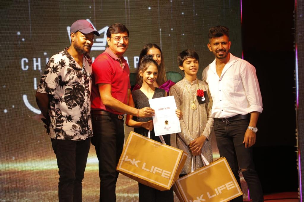 Adhya Verma of Raipur won the prestigious title of Kids Icon of India 2023, Shiv Kumar Verma, mother Mrs. Maheshwari Verma, winner of Bigg Boss and judge of MTV Roadies, Prince Narula, Niharika Tiwari, Nisha Yogini, Chhattisgarh, Khabargali