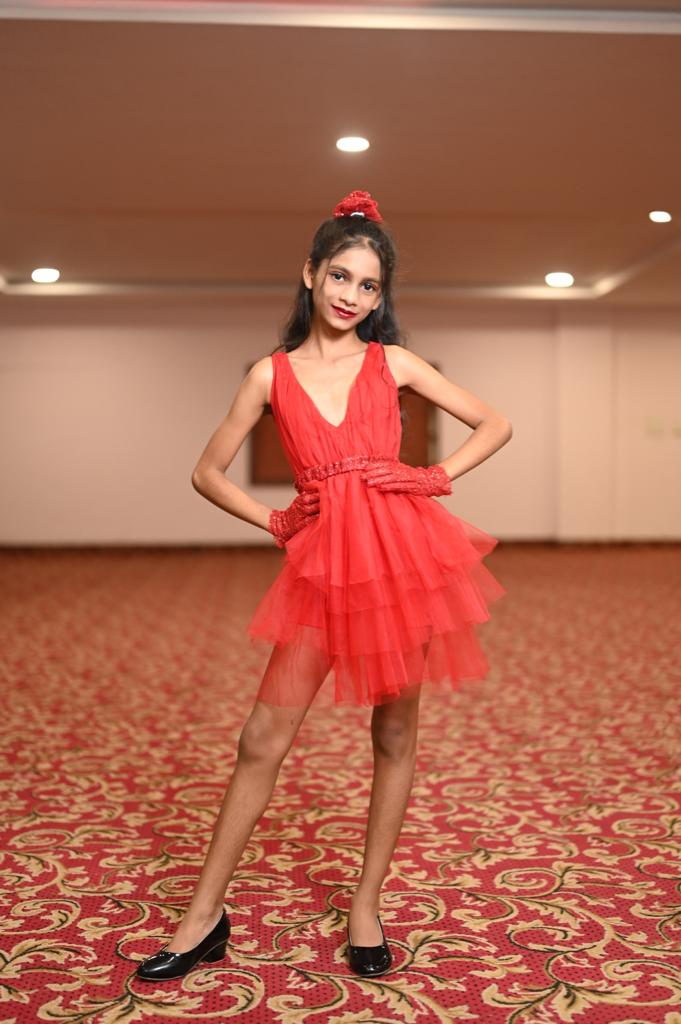 Adhya Verma of Raipur won the prestigious title of Kids Icon of India 2023, Shiv Kumar Verma, mother Mrs. Maheshwari Verma, winner of Bigg Boss and judge of MTV Roadies, Prince Narula, Niharika Tiwari, Nisha Yogini, Chhattisgarh, Khabargali