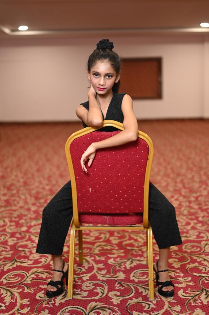 Adhya Verma of Raipur won the prestigious title of Kids Icon of India 2023, Shiv Kumar Verma, mother Mrs. Maheshwari Verma, winner of Bigg Boss and judge of MTV Roadies, Prince Narula, Niharika Tiwari, Nisha Yogini, Chhattisgarh, Khabargali