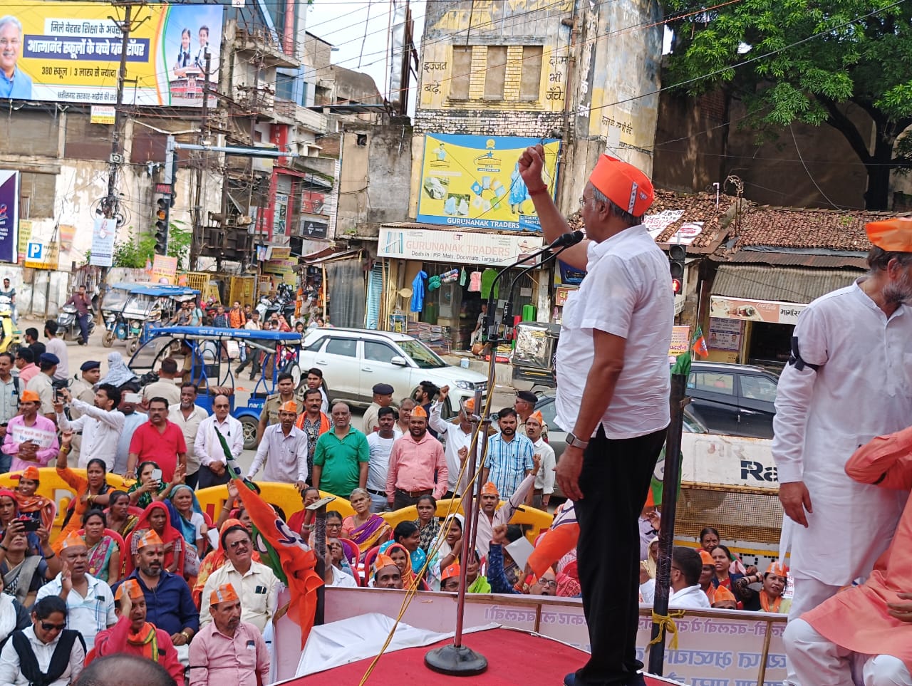BJP's warlike demonstration under the leadership of Brijmohan Agarwal on Sharda Chowk, Tatyapara road widening, opening of Budha Talab-Dani school road and other demands, Raipur, Chhattisgarh, Khabargali
