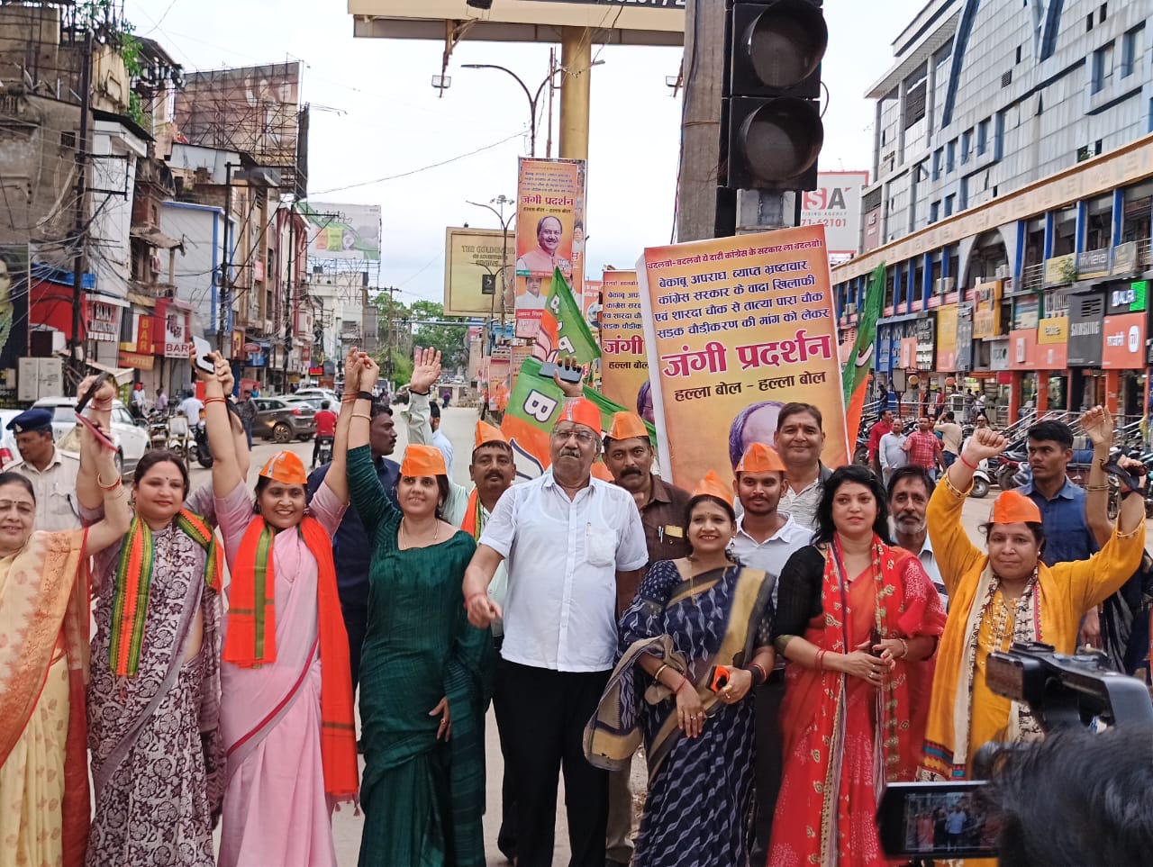 BJP's warlike demonstration under the leadership of Brijmohan Agarwal on Sharda Chowk, Tatyapara road widening, opening of Budha Talab-Dani school road and other demands, Raipur, Chhattisgarh, Khabargali