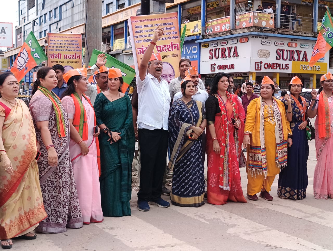 BJP's warlike demonstration under the leadership of Brijmohan Agarwal on Sharda Chowk, Tatyapara road widening, opening of Budha Talab-Dani school road and other demands, Raipur, Chhattisgarh, Khabargali