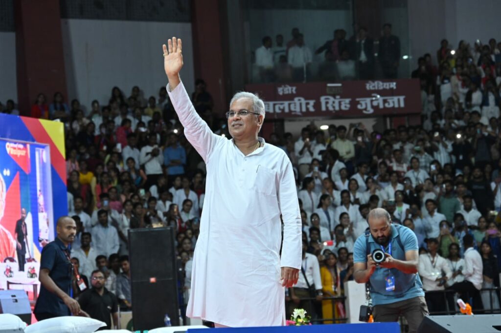 In conversation with the youth, CM Bhupesh Baghel gave many gifts, the stadium remained houseful, the indoor stadium of the capital, Chhattisgarh,khabargali