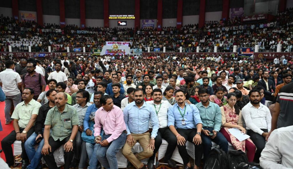 In conversation with the youth, CM Bhupesh Baghel gave many gifts, the stadium remained houseful, the indoor stadium of the capital, Chhattisgarh,khabargali