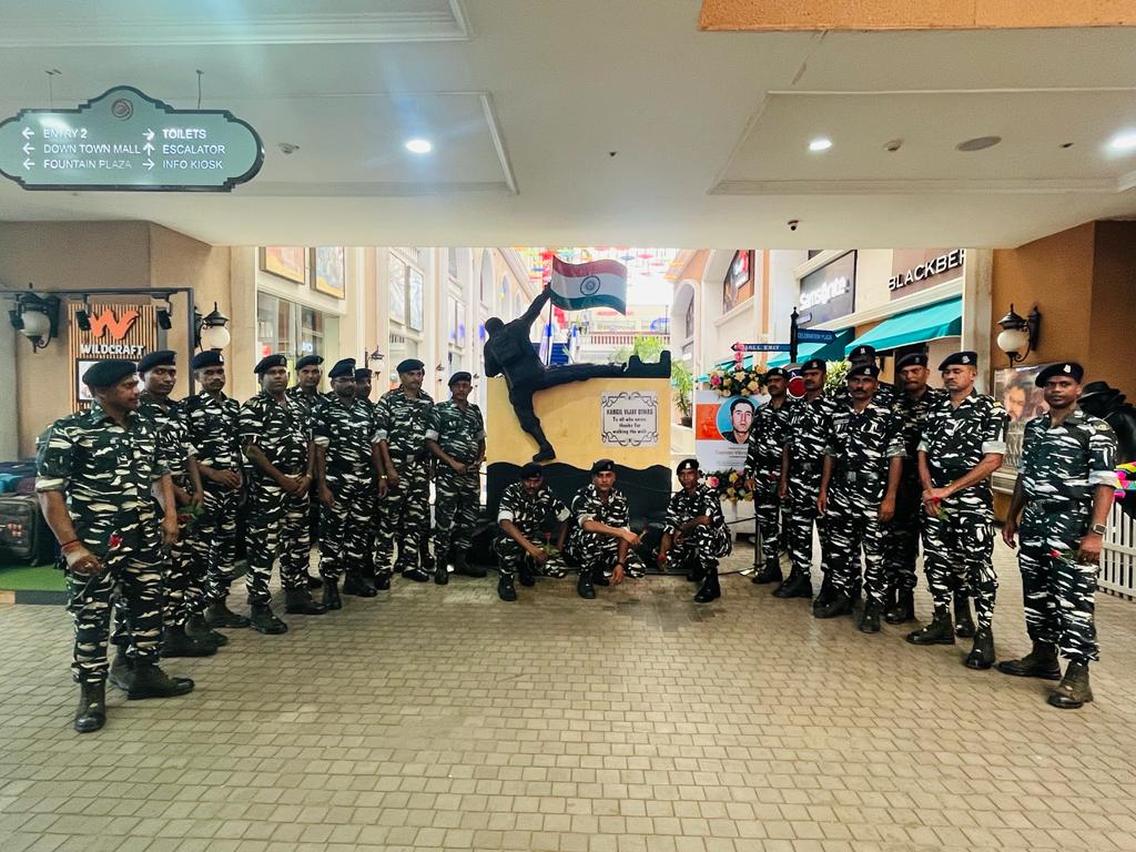 Innovative organization of Kargil Vijay Diwas celebration held at Ambuja Mall, Army soldiers of CRPF Battalion 211 and 65 participated, Chief Manager Pankaj Malik, Raipur, Chhattisgarh, Khabargali