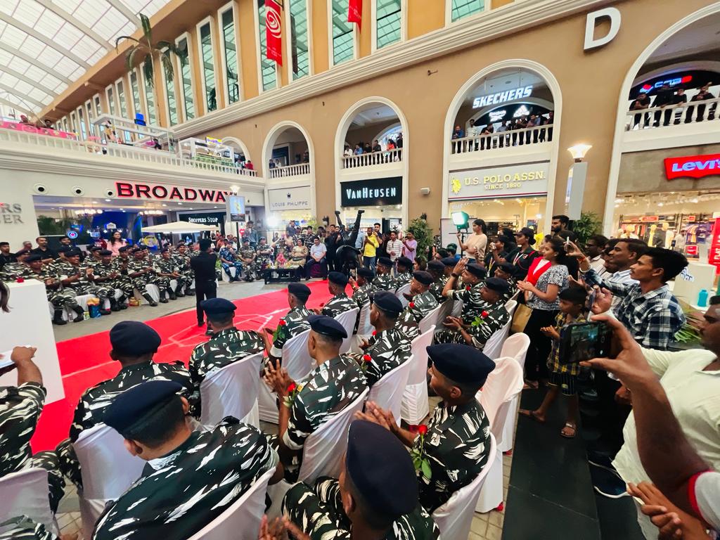 Innovative organization of Kargil Vijay Diwas celebration held at Ambuja Mall, Army soldiers of CRPF Battalion 211 and 65 participated, Chief Manager Pankaj Malik, Raipur, Chhattisgarh, Khabargali