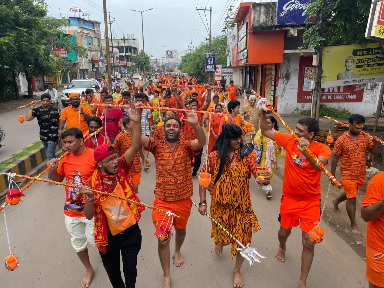 ​    ​​    ​Shiv's drunkards from Gayatri Nagar, Kanwar Yatra from Mahadev Ghat, Siddhi Vinayak, Shiv, Sai, Hanuman Temple Committee, Shravan month, Shankar Nagar, Raipur, Chhattisgarh, News,khabargali