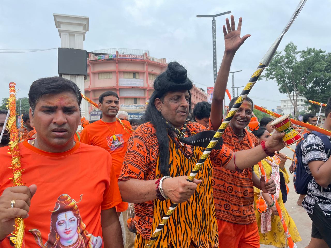 ​    ​​    ​Shiv's drunkards from Gayatri Nagar, Kanwar Yatra from Mahadev Ghat, Siddhi Vinayak, Shiv, Sai, Hanuman Temple Committee, Shravan month, Shankar Nagar, Raipur, Chhattisgarh, News,khabargali