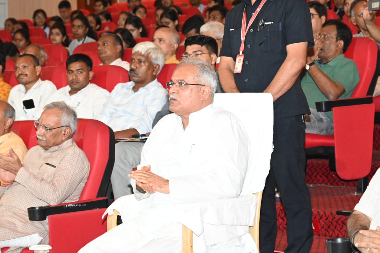 The story of freedom struggle came alive through storytelling, Dastan-e-Azadi program was organized at Jawaharlal Nehru Memorial Medical College, presented by storyteller Himanshu Bajpai and his team, Pragya Sharma, Ajay Tipania and Vedant Bhardwaj, Raipur, Chhattisgarh , news,khabargali