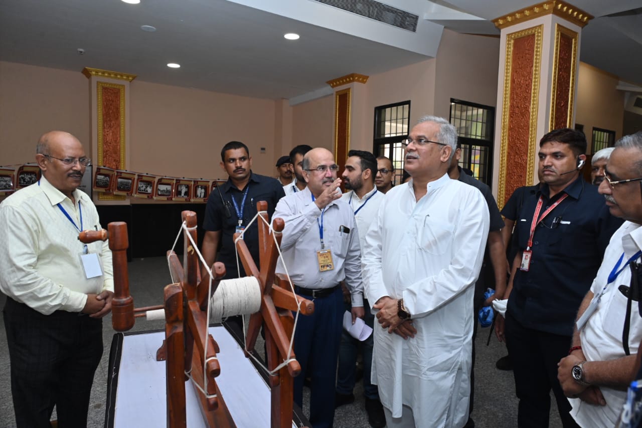 The story of freedom struggle came alive through storytelling, Dastan-e-Azadi program was organized at Jawaharlal Nehru Memorial Medical College, presented by storyteller Himanshu Bajpai and his team, Pragya Sharma, Ajay Tipania and Vedant Bhardwaj, Raipur, Chhattisgarh , news,khabargali