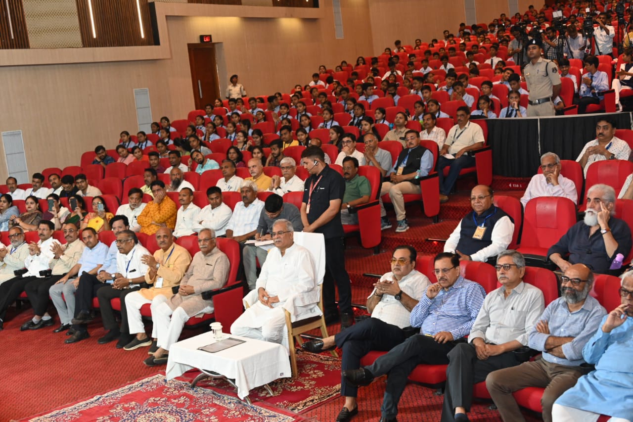 The story of freedom struggle came alive through storytelling, Dastan-e-Azadi program was organized at Jawaharlal Nehru Memorial Medical College, presented by storyteller Himanshu Bajpai and his team, Pragya Sharma, Ajay Tipania and Vedant Bhardwaj, Raipur, Chhattisgarh , news,khabargali