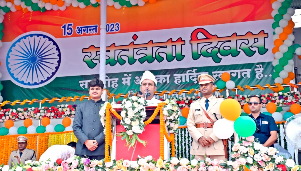 Independence Day celebrated with enthusiasm in Mungeli district, Minister Guru Rudrakumar hoisted the flag in the main function Chhattisgarh News, khabargali