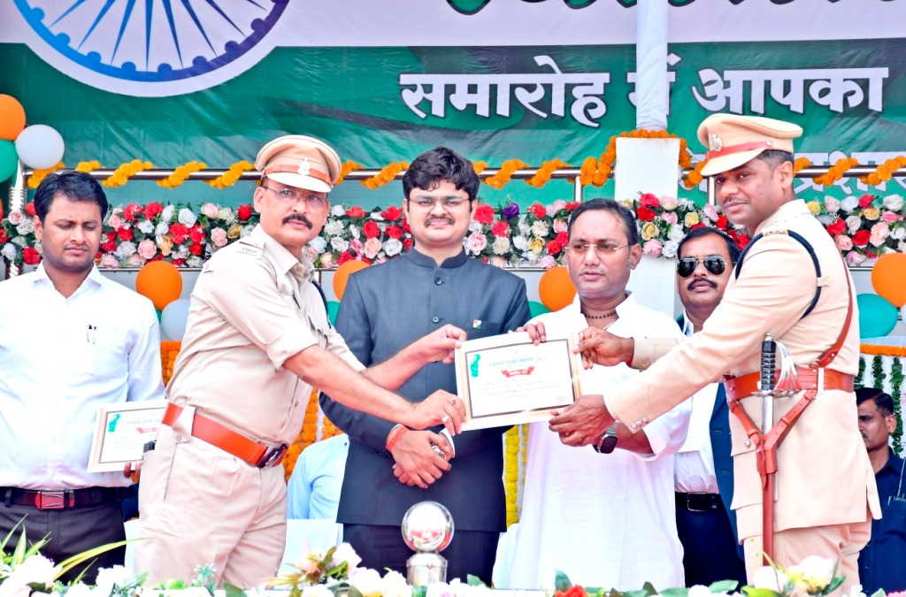  Independence Day celebrated with enthusiasm in Mungeli district, Minister Guru Rudrakumar hoisted the flag in the main function Chhattisgarh News, khabargali