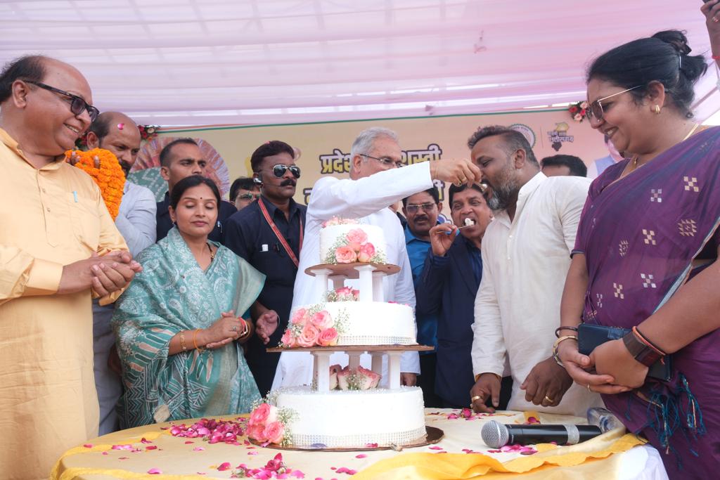 Gratitude to the Chief Minister for giving gifts to laborers on their birthday, Sushil Sunny Agarwal, C.G. Building and Other Construction Workers Welfare Board, Shramveer, Pension, Honorarium, Beneficiaries, Chhattisgarh, Khabargali