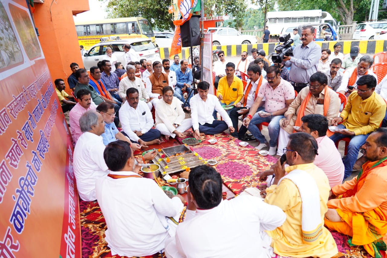 Cow slaughter, cow progeny killed, cows died after eating stale food, BJP, Congress in Tuta of Atal Nagar Nava Raipur, Rajiv Yuva Mitan Sammelan, Sadbuddhi Yagya, Brijmohan Agarwal, Sunil Soni, Chhattisgarh, News,khabargali