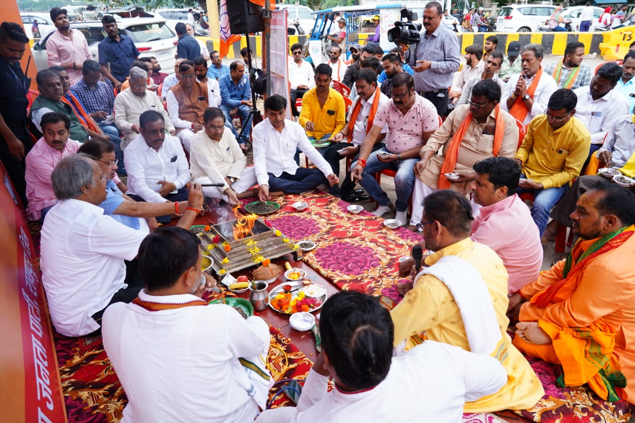 Cow slaughter, cow progeny killed, cows died after eating stale food, BJP, Congress in Tuta of Atal Nagar Nava Raipur, Rajiv Yuva Mitan Sammelan, Sadbuddhi Yagya, Brijmohan Agarwal, Sunil Soni, Chhattisgarh, News,khabargali