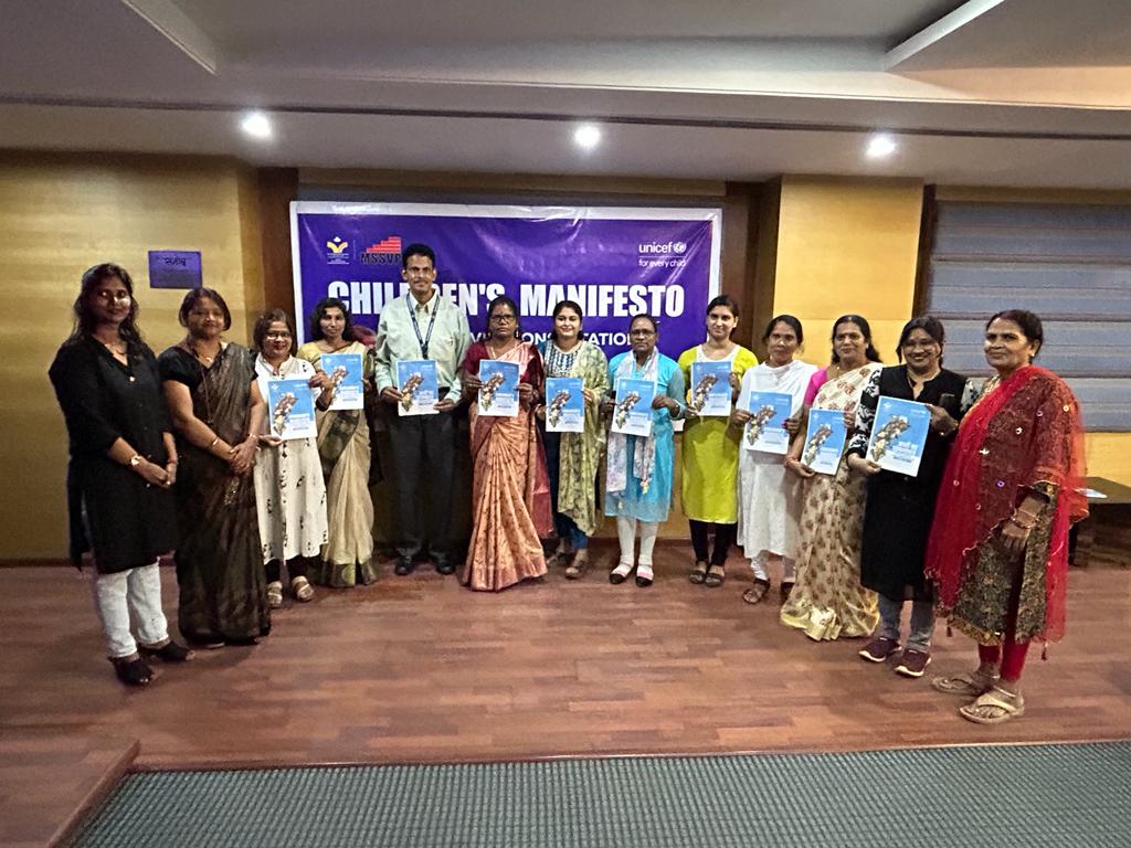 Unique initiative, creation of Children's Manifesto by children, children appealed to political parties to establish quality schools in every Gram Panchayat, Bal Paritosh Das, UNICEF Specialist, Job Zakaria, Chief UNICEF Chhattisgarh, Khabargali