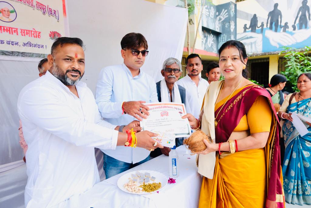 Tikrapara Sh.  Uma.  Teacher felicitated on the occasion of Teacher's Day by Public Participation Committee and School Development Committee in the school, Sushil Sunny Aggarwal, President, Chhattisgarh Building and Other Construction Workers Welfare Board, Raipur, Chhattisgarh, Khabargali.