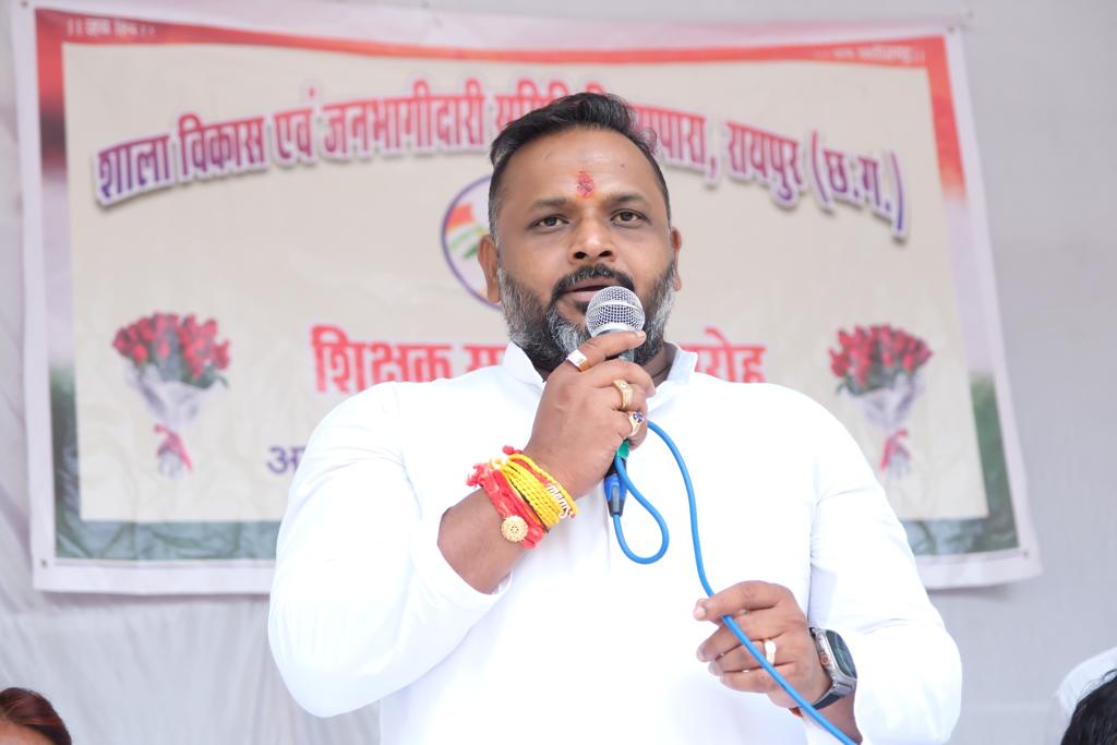 Tikrapara Sh.  Uma.  Teacher felicitated on the occasion of Teacher's Day by Public Participation Committee and School Development Committee in the school, Sushil Sunny Aggarwal, President, Chhattisgarh Building and Other Construction Workers Welfare Board, Raipur, Chhattisgarh, Khabargali.