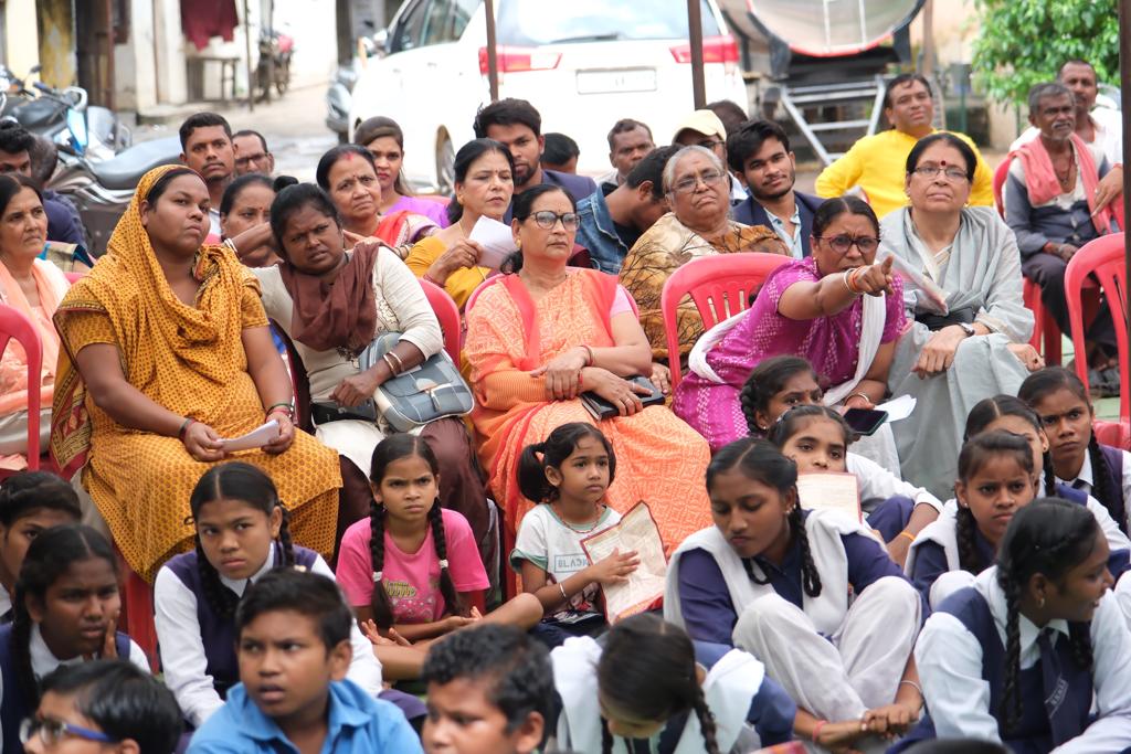 Tikrapara Sh.  Uma.  Teacher felicitated on the occasion of Teacher's Day by Public Participation Committee and School Development Committee in the school, Sushil Sunny Aggarwal, President, Chhattisgarh Building and Other Construction Workers Welfare Board, Raipur, Chhattisgarh, Khabargali.