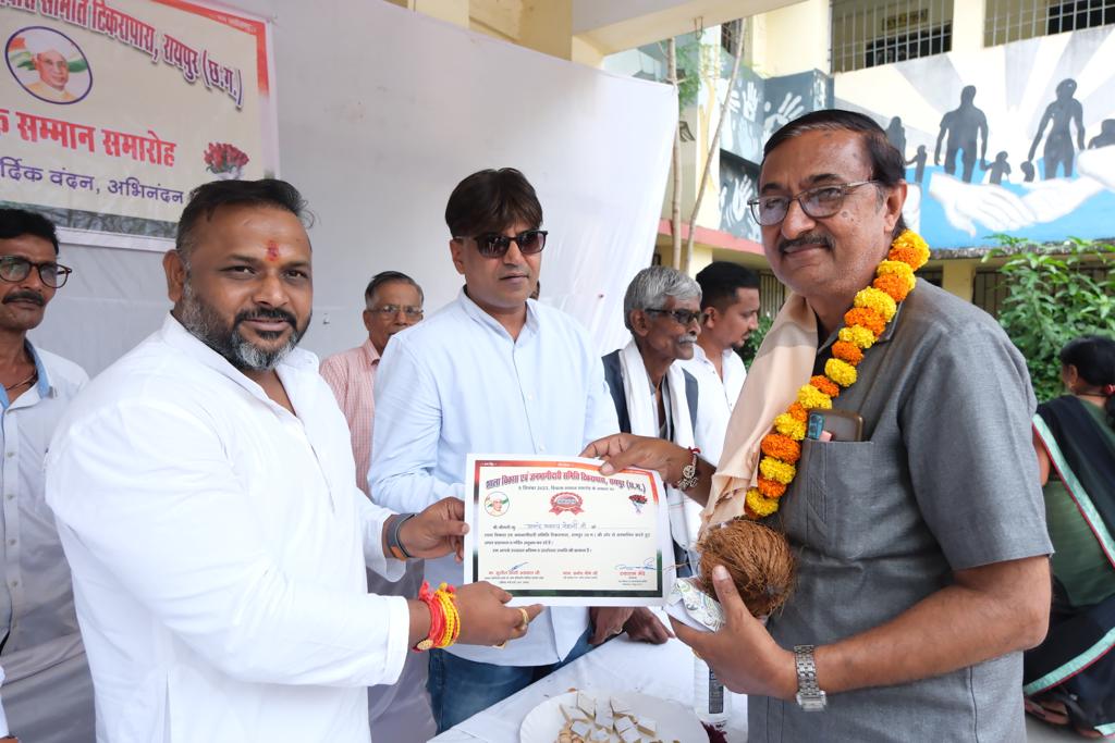 Tikrapara Sh.  Uma.  Teacher felicitated on the occasion of Teacher's Day by Public Participation Committee and School Development Committee in the school, Sushil Sunny Aggarwal, President, Chhattisgarh Building and Other Construction Workers Welfare Board, Raipur, Chhattisgarh, Khabargali.