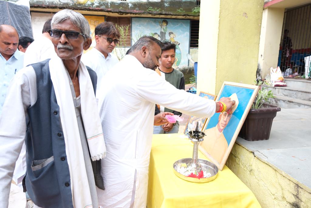 Tikrapara Sh.  Uma.  Teacher felicitated on the occasion of Teacher's Day by Public Participation Committee and School Development Committee in the school, Sushil Sunny Aggarwal, President, Chhattisgarh Building and Other Construction Workers Welfare Board, Raipur, Chhattisgarh, Khabargali.