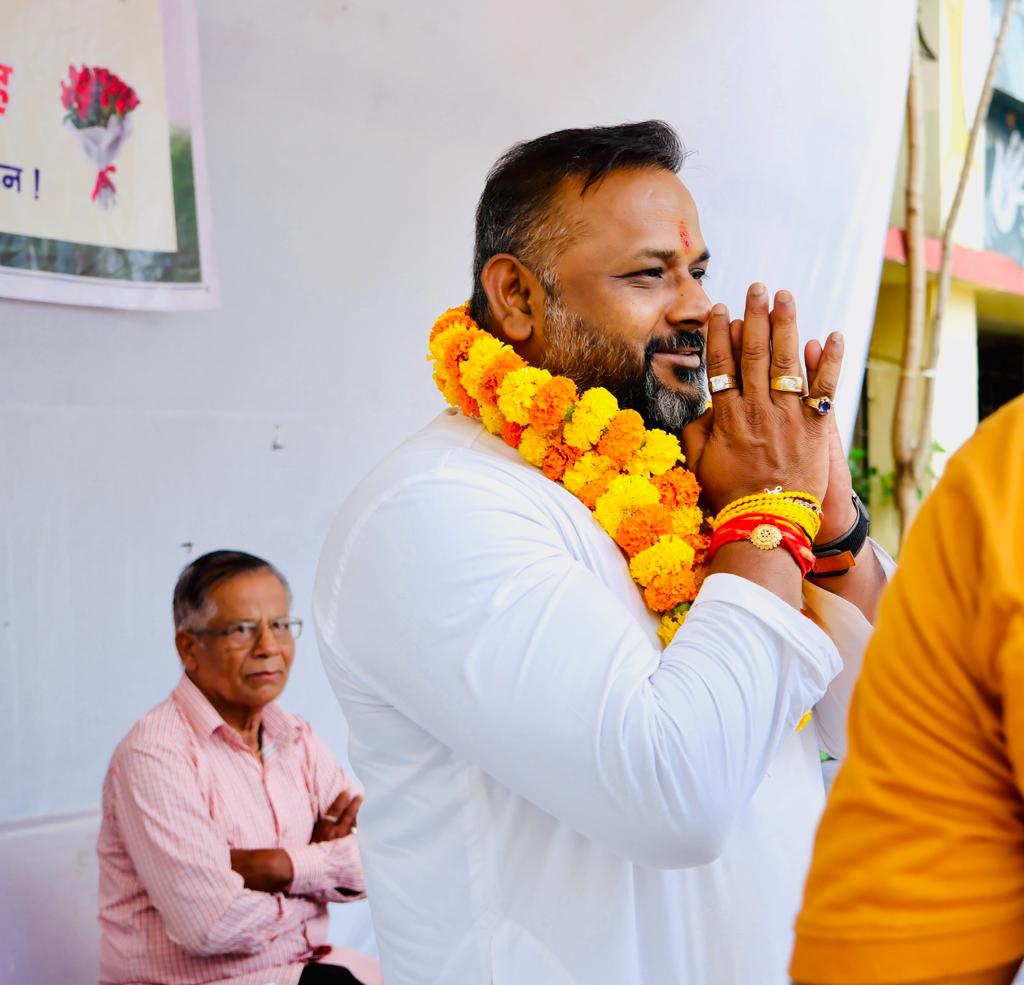 Tikrapara Sh.  Uma.  Teacher felicitated on the occasion of Teacher's Day by Public Participation Committee and School Development Committee in the school, Sushil Sunny Aggarwal, President, Chhattisgarh Building and Other Construction Workers Welfare Board, Raipur, Chhattisgarh, Khabargali.